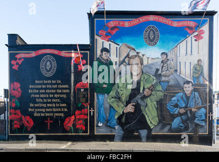 Großen UVF Wandbild Shpwing lokale Freiwilligen, die in den Unruhen gestorben sind auf Belfast Shankill Road gelegen Stockfoto