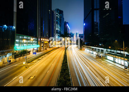 Gloucester Road und modernen Wolkenkratzern in der Nacht, in Wan Chai, Hong Kong, Hong Kong. Stockfoto