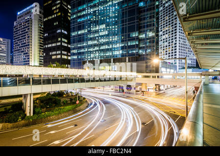 Erhöhten Laufstegen, Blick auf eine Kreuzung und modernen Wolkenkratzern in der Nacht im Central, Hong Kong, Hong Kong. Stockfoto