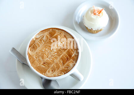 Kaffee (die "Birdie") und Karotte Cupcake, Dulce Bäckerei & Kaffee, Santa Fe, New Mexico USA Stockfoto