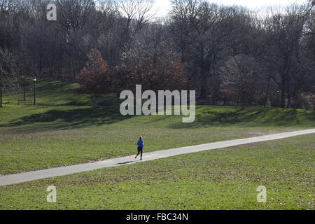 Frau läuft allein durch Prospect Park, Brooklyn, NY. Stockfoto