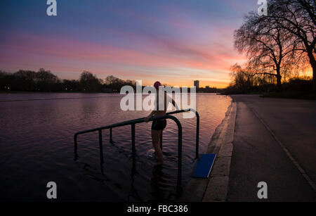 Ein Mann nimmt einen morgendlichen Schwimmen in der Serpentine, Hyde Park, London Stockfoto