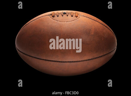 Vintage Tan alte Rugby Ball auf Schwarz Stockfoto