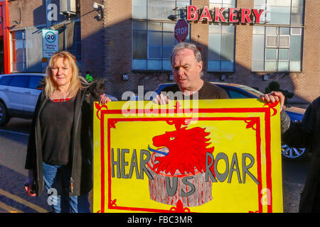 UDDINGSTON, UK. 14. Januar 2016. Die nationalistische Gruppe "Schottische Widerstand" eine Demonstration vor der Tunnocks Uddingston Fabrik in der Nähe von Glasgow nach zeigen ihren Unmut bei den berühmten Teekuchen hergestellt, jetzt als "British" und die Beseitigung von Lion Rampant aus dem Wrapper gebrandmarkt. "Schottische Widerstand" behaupten dies ist pro-Gewerkschafter und anti-schottischen verschieben, indem der Keks Unternehmen. Eine Anzahl von Menschen als Zähler Demonstration zur Unterstützung der Tunnocks aufgedreht und aßen Kuchen und Zwischenrufe. Bildnachweis: Findlay/Alamy Live-Nachrichten Stockfoto