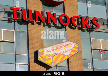 UDDINGSTON, UK. 14. Januar 2016. Die nationalistische Gruppe "Schottische Widerstand" eine Demonstration vor der Tunnocks Uddingston Fabrik in der Nähe von Glasgow nach zeigen ihren Unmut bei den berühmten Teekuchen hergestellt, jetzt als "British" und die Beseitigung von Lion Rampant aus dem Wrapper gebrandmarkt. "Schottische Widerstand" behaupten dies ist pro-Gewerkschafter und anti-schottischen verschieben, indem der Keks Unternehmen. Eine Anzahl von Menschen als Zähler Demonstration zur Unterstützung der Tunnocks aufgedreht und aßen Kuchen und Zwischenrufe. Bildnachweis: Findlay/Alamy Live-Nachrichten Stockfoto