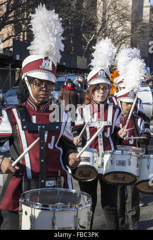 Die jährlichen drei Könige Day Parade in Spanish Harlem wird gesponsort von El Museo del Barrio befindet sich auf der 5th Avenue in New York City. Junior High School marching Band. Stockfoto