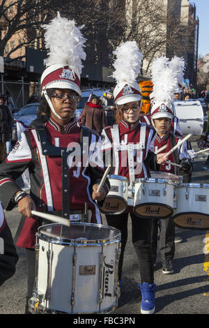 Die jährlichen drei Könige Day Parade in Spanish Harlem wird gesponsort von El Museo del Barrio befindet sich auf der 5th Avenue in New York City. Junior High School marching Band. Stockfoto