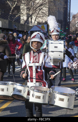 Die jährlichen drei Könige Day Parade in Spanish Harlem wird gesponsort von El Museo del Barrio befindet sich auf der 5th Avenue in New York City. Junior High School marching Band. Stockfoto