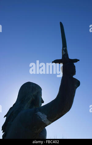 Silhouette von Maroula Amazonas von Lemnos, heben ihr Schwert in den blauen Himmel. Gedenkstätte befindet sich im Weiler Kotsinas. Lemnos Stockfoto