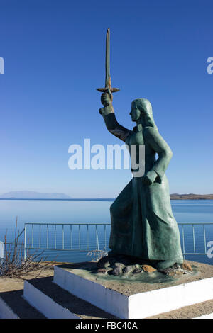 Das Denkmal von Maroula Amazonas von Lemnos. Eine heroische Persönlichkeit der Insel. Insel Samothraki im Hintergrund. Stockfoto