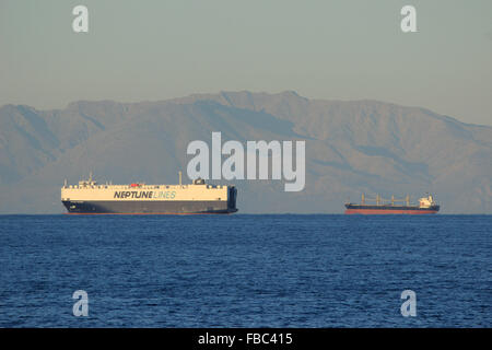 Neptun-Linien (PCTC) reines Auto und LKW-Transportschiff Segeln in der Ägäis. Insel Samothraki im Hintergrund. Griechenland Stockfoto