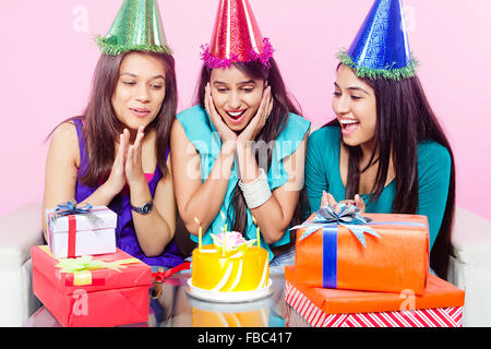 3 indische Junge Womans Freunde Geburtstagsfeier Stockfoto