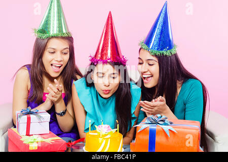 3 indische Junge Womans Freunde Geburtstagsfeier Stockfoto