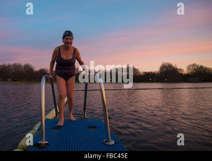 Eine Dame nimmt einen morgendlichen Schwimmen in der Serpentine, Hyde Park, London Stockfoto