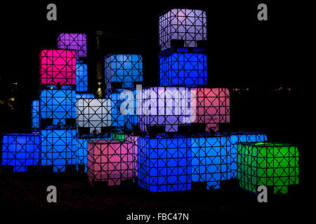 Kunst Anzeige LED Cube leuchtet bei Nacht-Victoria, British Columbia, Kanada. Stockfoto