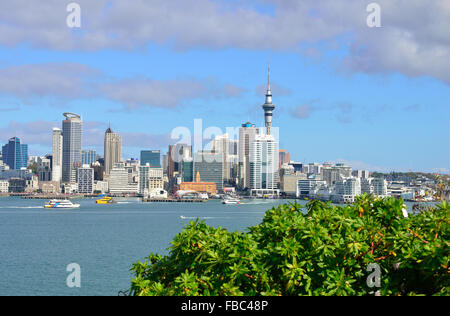 Auckland City der ikonische Blick von der Nordseite des Hafens bei Queens Parade, Devonport, Auckland, Neuseeland