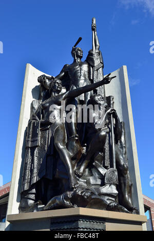 Bronze Statuen von Kupe, der legendären Explorer mit seiner Frau, Hine Te Apārangi, und seine Tohunga (Priester), Pekahourangi-Gruppe. Stockfoto