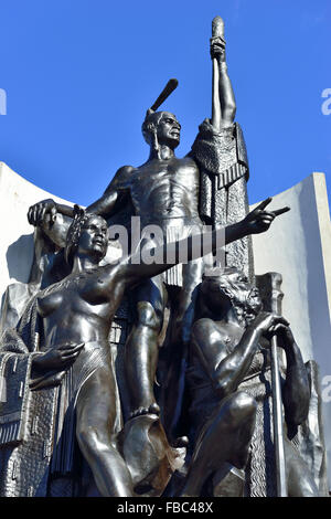 Bronzegruppe von Statuen von Kupe, dem legendären Forscher mit seiner Frau, Hine Te Apārangi, und seinem Tohunga (Priester), Pekahourangi, Wellington, Neuseeland Stockfoto