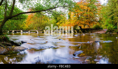 Tarr Steps Klöppel Brücke über den Fluss Barle im Exmoor National Park, Somerset, England Stockfoto