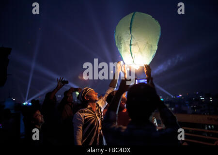 Dhaka, Dhaka, Bangladesh. 14. Januar 2016. 14. Januar 2016 - Dhaka, Bangladesch '' "alte Dhaka Gemeinschaft Menschen genießen posh Sankranti mit verschiedenen Aktivitäten wie Beleuchtung und schau am Abend alte Dhaka. Paush Shankranti "ist der letzte Tag des Bengali Monats Paush. Dieses traditionelle fest wird vor Ort bekannt als "˜Shakhrine". Schon flogen viele Kites am Himmel dahin. Verschiedene Farben und Größen. Die meisten von den Dächern dieser alten Gebäude waren besetzt mit Youngs (meistens) und einigen älteren. Bildnachweis: ZUMA Press, Inc./Alamy Live-Nachrichten Stockfoto