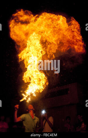 Dhaka, Dhaka, Bangladesh. 14. Januar 2016. 14. Januar 2016 - Dhaka, Bangladesch '' "alte Dhaka Gemeinschaft Menschen genießen posh Sankranti mit verschiedenen Aktivitäten, wie ein Mann Feuer am Abend am alten Dhaka bläst. Paush Shankranti "ist der letzte Tag des Bengali Monats Paush. Dieses traditionelle fest wird vor Ort bekannt als "˜Shakhrine". Schon flogen viele Kites am Himmel dahin. Verschiedene Farben und Größen. Die meisten von den Dächern dieser alten Gebäude waren besetzt mit Youngs (meistens) und einigen älteren. Bildnachweis: ZUMA Press, Inc./Alamy Live-Nachrichten Stockfoto