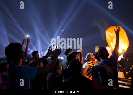 Dhaka, Dhaka, Bangladesh. 14. Januar 2016. 14. Januar 2016 - Dhaka, Bangladesch '' "alte Dhaka Gemeinschaft Menschen genießen posh Sankranti mit verschiedenen Aktivitäten, wie ein Mann Feuer am Abend am alten Dhaka bläst. Paush Shankranti "ist der letzte Tag des Bengali Monats Paush. Dieses traditionelle fest wird vor Ort bekannt als "˜Shakhrine". Schon flogen viele Kites am Himmel dahin. Verschiedene Farben und Größen. Die meisten von den Dächern dieser alten Gebäude waren besetzt mit Youngs (meistens) und einigen älteren. Bildnachweis: ZUMA Press, Inc./Alamy Live-Nachrichten Stockfoto