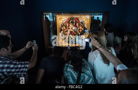 Santiago, Chile. 14. Januar 2016. Besucher machen Sie Fotos von der Arbeit Jungfrau und Kind mit sechs Engeln angezeigt während der Ausstellung von Werken der "Sandro Botticelli, Corsini Palace Collection" im La Moneda Cultural Center in Santiago de Chile, 14. Januar 2016. Bildnachweis: Jorge Villegas/Xinhua/Alamy Live-Nachrichten Stockfoto