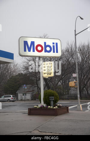 Mobil Tankstelle entlang der Coney Island Avenue in Brooklyn, New York. Stockfoto