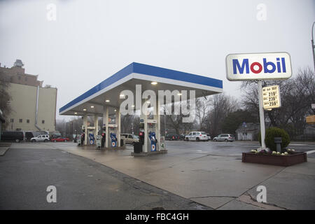 Mobil Tankstelle entlang der Coney Island Avenue in Brooklyn, New York. Stockfoto