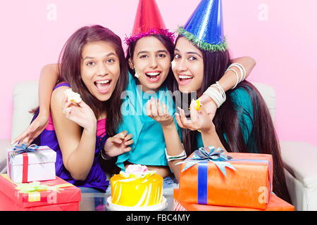 3 indische Junge Womans Freunde Geburtstagsfeier Stockfoto