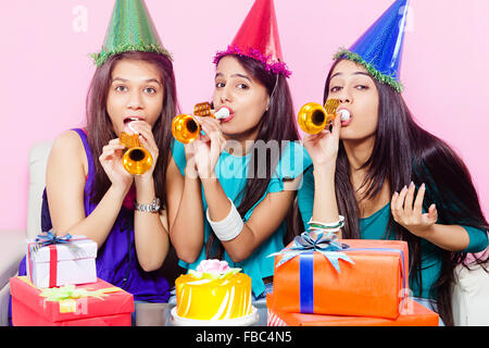 3 indische Junge Womans Freunde Geburtstagsfeier Stockfoto