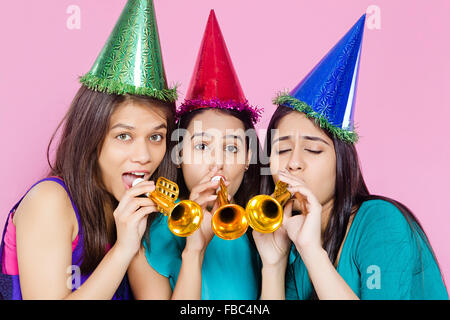 3 indische Junge Womans Freunde Geburtstagsfeier Stockfoto