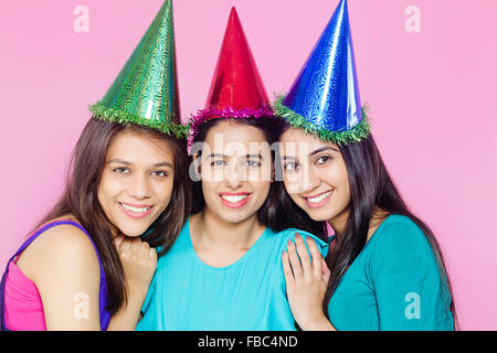 3 indische Junge Womans Freunde Geburtstagsfeier Stockfoto