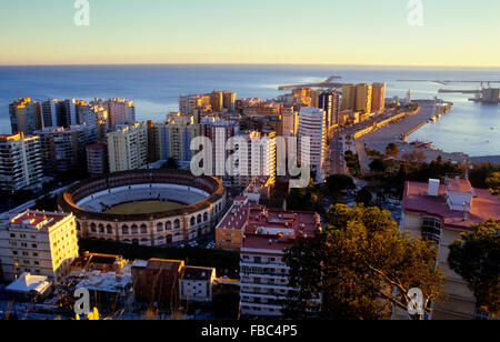 Malaga.Andalusia Spanien: High Angle View eine Stierkampfarena und Malagueta Viertel Stockfoto