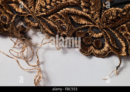 Schwarze und goldene Spitze Stoff gerissen Stockfoto