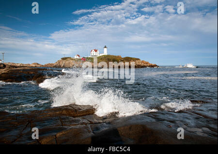 Wellen waschen über rutschige Felsen führt zu Cape Neddick Leuchtturm, oder Sofort startbereit Licht, in Maine. Stockfoto