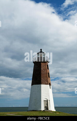 Wolken surround Point Judith Lighthouse Tower, einem beliebten Sommer Attraktion auf der Rhode Island Seeküste. Stockfoto