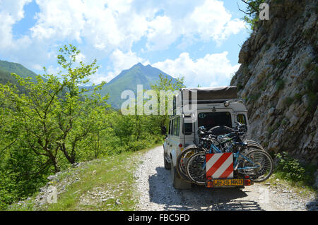 Off-Road mit Land Rover in Albanien Berge (Mali ich Skëndërbeut) Stockfoto