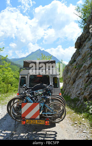 Off-Road mit Land Rover in Albanien Berge (Mali ich Skëndërbeut) Stockfoto