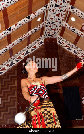 Maori-Frau tanzt mit POI(s) im Maori Tupuna Whare (Stammhaus) im Te Puia Cultural Village, Rotorua, Nordinsel, Neuseeland Stockfoto