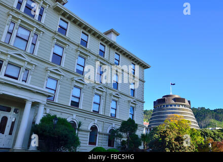 Neuseelands altes Regierungsgebäude mit dem neuseeländischen Parlament (The Beehive) im Zentrum von Wellington, Neuseeland Stockfoto