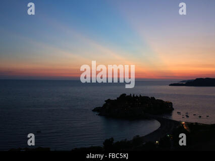 Sveti Stefan ist jetzt Aman Sveti Stefan einschließlich der Villa ist ein kleines Inselchen und Hotel Resort in Montenegró. Stockfoto