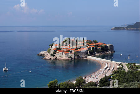 Sveti Stefan ist jetzt Aman Sveti Stefan einschließlich der Villa ist ein kleines Inselchen und Hotel Resort in Montenegró. Stockfoto