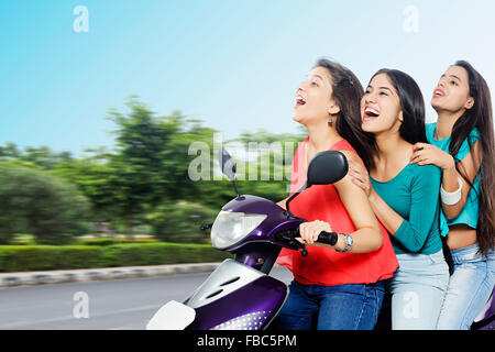 3 indische Junge Womans Freunde Straße Scooty Reiten Stockfoto