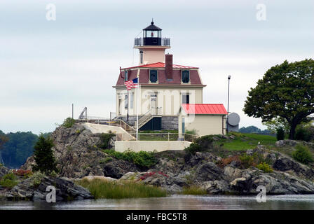 Einzigartige Architektur des Pomham Felsen Leuchtturm auf einer felsigen Insel an einem bewölkten Tag im Norden von Rhode Island. Stockfoto