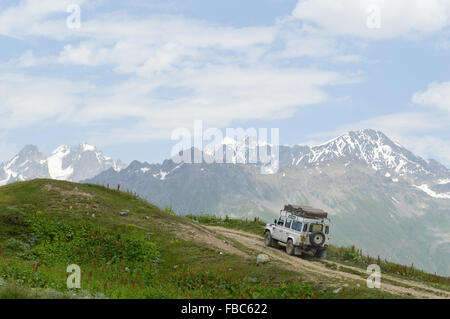 Landrover Defender off Road in Kaukasus-Gebirge in der Nähe von Mestia (Georgien) Stockfoto