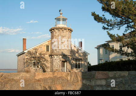 Die Connecticut Mystic Hafen Leuchtturm ist jetzt als Museum der maritimen Artefakte verwendet. Die Struktur ist aus Stein und widerstandsfähiger zu schlechtem Wetter. Stockfoto