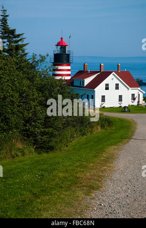 West Quoddy Head Lighthouse befindet sich im östlichsten Teil von Maine gelegen, in Quoddy Head State Park, in der Stadt Lubec, an der kanadischen Grenze. Stockfoto
