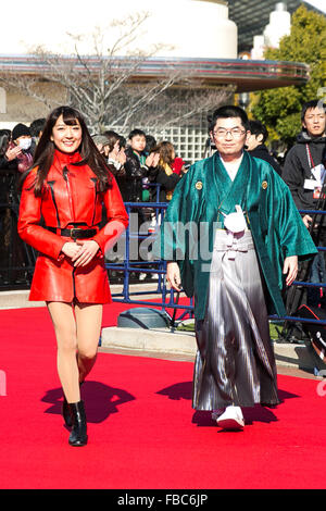 Ikuto Yamashita (rechts) Manga-Künstler und Designer von Evangelion nimmt an der Eröffnungsfeier der '' UNIVERSAL COOL JAPAN 2016'' bei Universal Studios Japan am 14. Januar 2016, in Osaka, Japan. USJ präsentiert eine neue Attraktion, die inspiriert von der beliebten Sängerin Kyary Pamyu Pamyu, mit 360-Grad-virtual-Reality-Technologie und ein Gefühl der Schwerkraft in einen 200-Meter-Tropfen Rauschen. USJ hat zusätzlich zu seinen anderen japanischen Manga und Gaming-inspirierte Attraktionen '' Evangelion Real 4D 2.0, '' '' Angriff auf Titan die Real 2 '' '' Biohazard: Escape 2'' und '' Monster Hunter Real." Universelle Cool Japan 2016 läuft Stockfoto