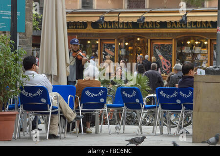 Straßenmusiker spielen an Kunden außerhalb der Bar del Pi. Barcelona. Katalanisch, Spanien, Europa Stockfoto